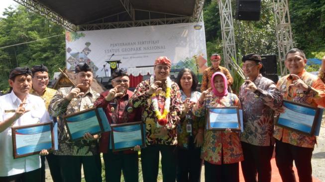 Penyerahan sertifikat 8 taman Bumi (geopark) dari Komite Nasional Geopark Indonesia Sertifikat Geopark Nasional 2018, Jumat (30/11/2018).  (Dok: Kemenpar)