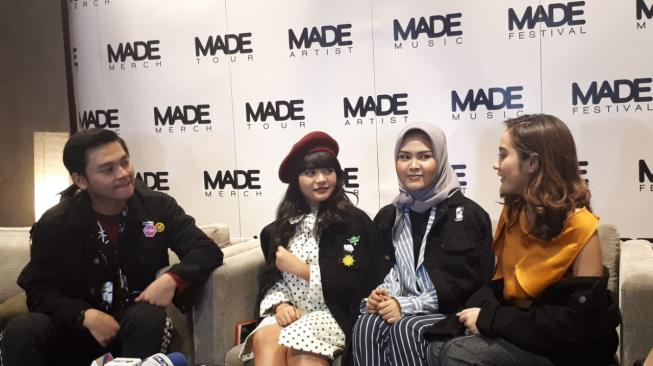 Amel Carla dan Aldy Maldini bersama artis Made Entertainment lainnya. (Made Entertainment)