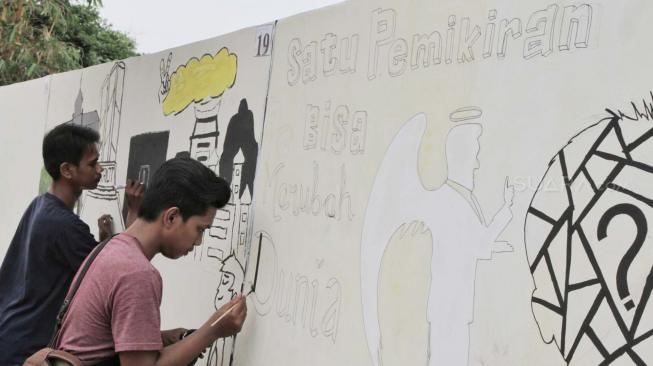 Sejumlah anak muda mengikuti lomba mural  dalam rangka memperingati Hari AIDS sedunia di Rawalumbu , Bekasi, Jawa Barat, Sabtu (1/12).  (Suara.com/Fakhri Hermansyah)