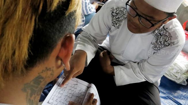 Anak punk saat mengaji bersama komunitas tasawuf underground di kolong jembatan depan Stasiun Tebet, Jakarta Selatan, Sabtu (1/12). [Suara.com/Oke Atmaja]