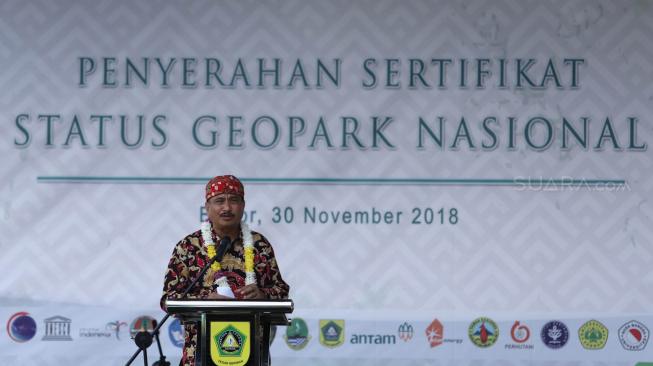 Menteri Pariwisata RI Arief Yahya saat penyerahan sertifikat Geopark Nasional di Desa Cisarua, Kabupaten Bogor, Jumat (30/11). [Suara.com/Muhaimin A Untung