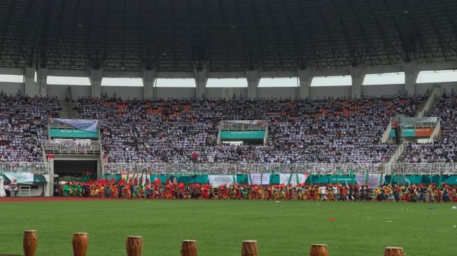 Peringatan Hari Guru Nasional dan HUT PGRI ke-73 di Stadion Pakansari, Bogor dihadiri ribuan orang yang terdiri guru, siswa, dan pegawai Kemendikbud dan PGRI dari seluruh Indonesia. (Istimewa)