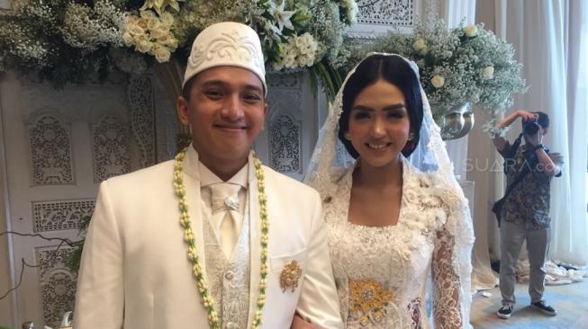 Ge Pamungkas dan Anastasia Herzigova Mustikandrina usai melangsungkan akad nikah di Hotel InterContinental, Pondok Indah, Jakarta Selatan, Sabtu (1/12/2018) [Suara.com/Sumarni]