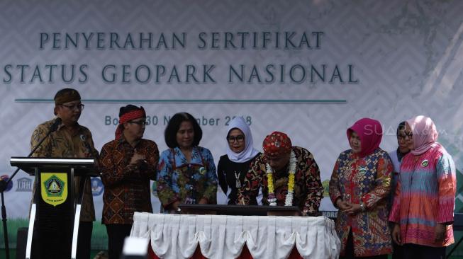 Menteri Pariwisata RI Arief Yahya menandatangani prasasti saat penyerahan sertifikat Geopark Nasional di Desa Cisarua, Kabupaten Bogor, Jumat (30/11). 
[Suara.com/Muhaimin A Untung