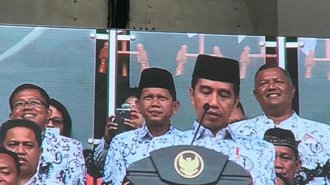 Presiden Jokowi Beri Penghargaan untuk Guru Berprestasi