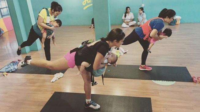 Komunitas Fit Mum and Bub, mengajarkan kaum ibu olahraga aman bersama bayinya untuk menurunkan berat badan pascamelahirkan. (instagram @fitmumandbub)