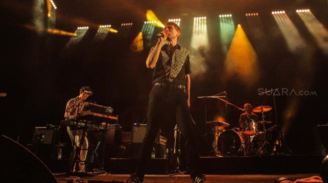 Grup band Franz Ferdinand beraksi pada konsernya yang bertajuk "Franz Ferdinand and The Local Heroes" di Tennis Outdoor, Senayan, Jakarta, Jumat (30/11). (Suara.com/Fakhri Hermansyah)