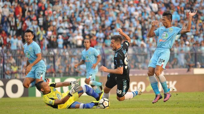 Penjaga gawang Persela Lamongan Dwi Kuswanto (kiri) berusaha menangkap bola dari pesepak bola Persib Bandung Jonatan Jesus Bauman (kedua kanan) dalam lanjutan Liga-1 Indonesia di Stadion Surajaya, Lamongan, Jawa Timur, Sabtu (1/12/2018). Persela Lamongan bermain imbang melawan Persib Bandung dengan skor 1-1. ANTARA FOTO/M Risyal Hidayat