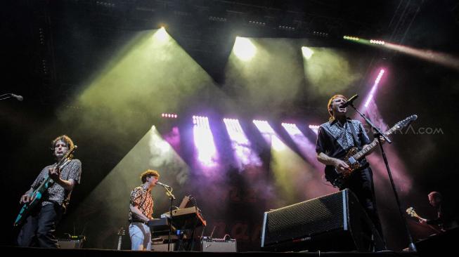 Grup band Franz Ferdinand beraksi pada konsernya yang bertajuk "Franz Ferdinand and The Local Heroes" di Tennis Outdoor, Senayan, Jakarta, Jumat (30/11). (Suara.com/Fakhri Hermansyah)