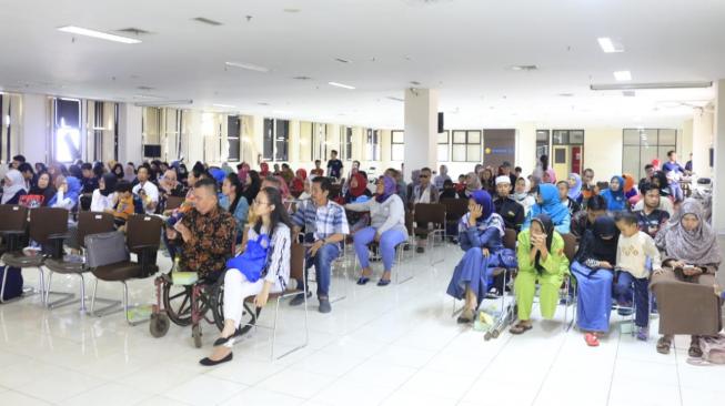 Gerai Sehat Rorotan-Dompet Dhuafa memberi penghargaan pada para pejuang kesehatan Indonesia. (Dok: Dompet Dhuafa)