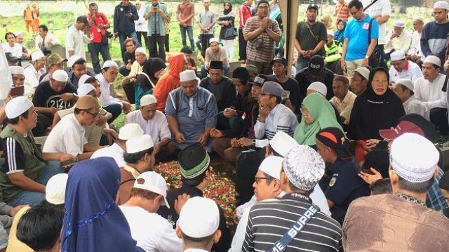 Selain Beri Santunan, Anies Sampaikan Ini ke Keluarga Alm. Muhammad Idris