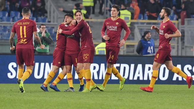 Penyerang AS Roma Cengiz Under merayakan golnya setelah mencetak gol ke gawang Inter Milan selama pertandingan sepak bola Serie A Italia antara AS Roma melawan Inter Milan di Stadion Olimpico, Roma, Italia, Senin (3/12).  [Tiziana FABI / AFP]