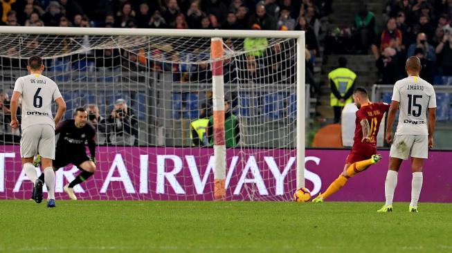 Gelandang Italia AS Roma Aleksandar Kolarov mencetak gol penalti ke gawang Inter Milan selama pertandingan sepak bola Serie A Italia antara AS Roma melawan Inter Milan di stadion Olimpico, Roma, Italia, Senin (3/12).  
[Tiziana FABI / AFP]