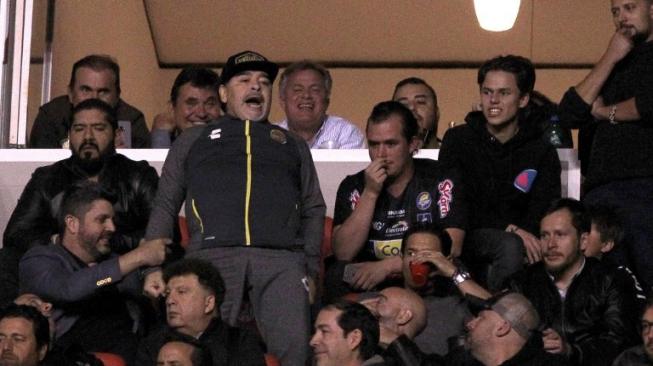 Pelatih Dorados Diego Maradona nyaris terlibat baku hantam dengan suporter saat timnya gagal naik kasta ke divisi utama Liga Meksiko [AFP]