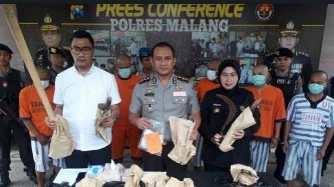 Usai Dianiaya Sampai Tewas, Mayat Preman Diseret Warga ke Jalan Raya