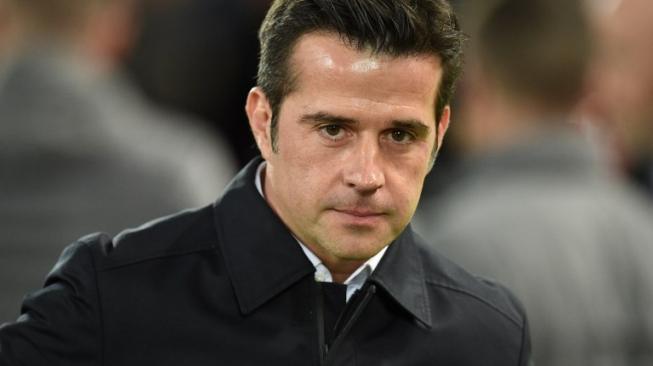 Manajer Everton, Marco Silva, kecewa timnya kalah dari Liverpool, 0-1, dalam Derby Merseyside di Stadion Anfield, Minggu (2/12/2018). [AFP/Oli Scarff]