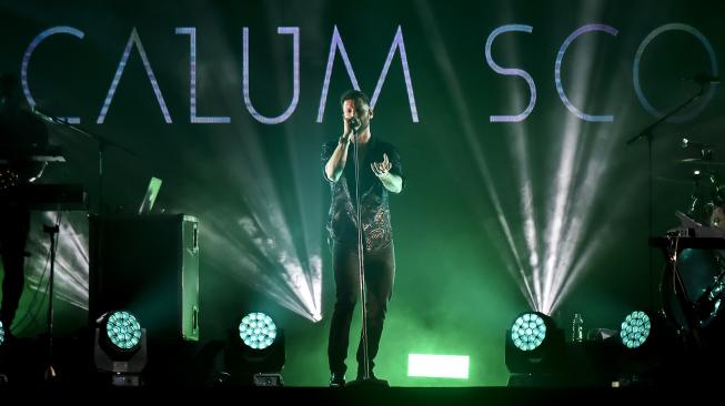 Penyanyi Calum Scott beraksi pada konsernya yang bertajuk "Calum Scott Only Human" di Balai Kartini, Jakarta, Minggu (2/12). [ANTARA FOTO/Muhammad Adimaja]