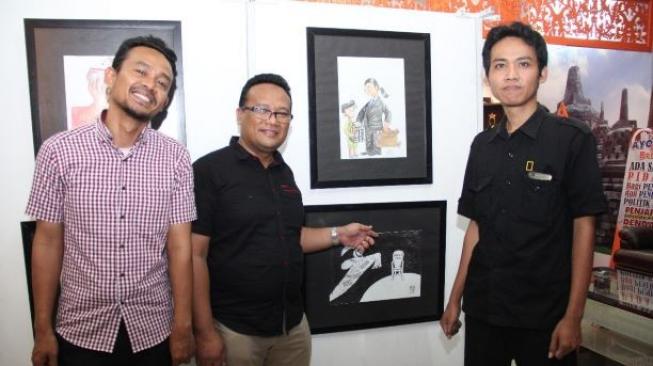 Kartunis di Semarang berupaya ikut dalam mengawal penyelengaraan Pemilu 2018, mereka berusaha menjadi 'panitia pengawas' lewat satiran ide dan kritik dalam karya karikatur. (Suara.com/Adam Iyasa)