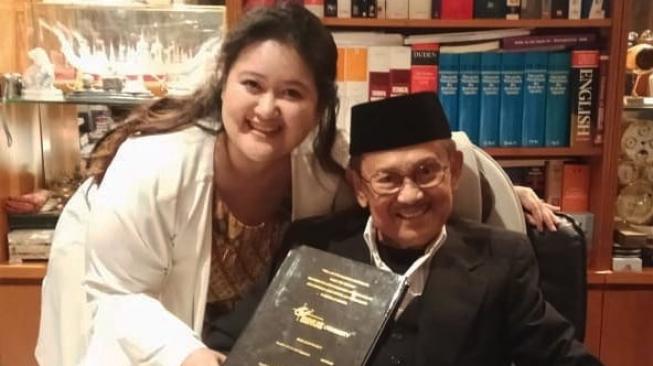 Putri Habibie bersama sang kakek yang juga Presiden Indonesia ke-3, B.J. Habibie. (Foto: Dok. Putri Habibie)
