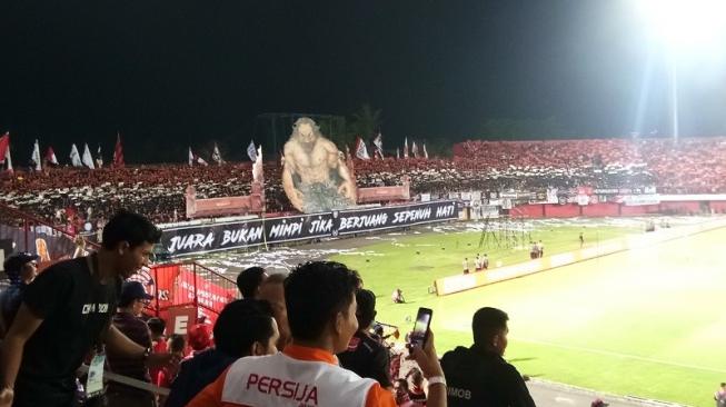 Suasana tribun utara Stadion Kapten I Wayan Dipta pada laga Bali United kontra Persija di pekan ke-33 Liga 1 2018, Minggu (2/12/2018) malam WIB. [Suara.com / Adie PRASETYO NUGRAHA]