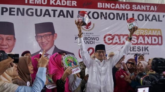 Dapat Rp 7 Juta dari Emak-emak, Sandiaga Janji Tak akan Khianati Pendukung