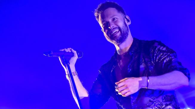 Penyanyi Calum Scott beraksi pada konsernya yang bertajuk "Calum Scott Only Human" di Balai Kartini, Jakarta, Minggu (2/12). [ANTARA FOTO/Muhammad Adimaja]