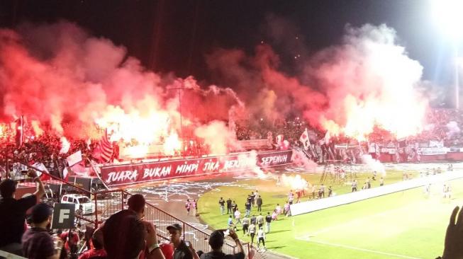 Flare "Membakar" Stadion Kapten I Wayan Dipta, Ini Komentar Teco