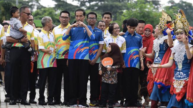 
Presiden Joko Widodo menghadiri Peringatan Hari Disabilitas Internasional Tahun 2018 di Bekasi, Jawa Barat, Senin (3/12). Dalam kesempatan tersebut, siswa kelas 3 Sekolah Dasar Negeri (SDN) X Cibadak, Kabupaten Sukabumi tersebut menyampaikan keinginannya kepada presiden untuk dapat menempuh pendidikan sampai jenjang kuliah. [ANTARA FOTO/Puspa Perwitasari]