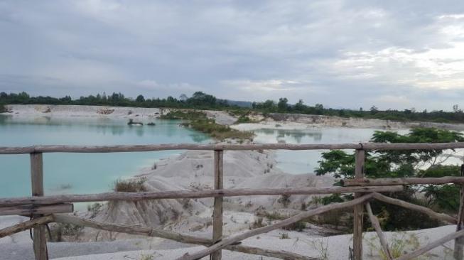 Pemandangan alam Danau Kaolin, Belitung. (Suara.com/Vessy Frizona)