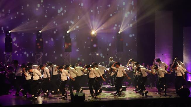 The Resonanz Music Studio di bawah naungan Avip Priatna mengenang aksi Michael Jackson lewat konser Beat It, di Gedung Teater Jakarta, Taman Ismail Marzuki Sabtu (1/12/2018). (Dok. Image Dynamics PR)