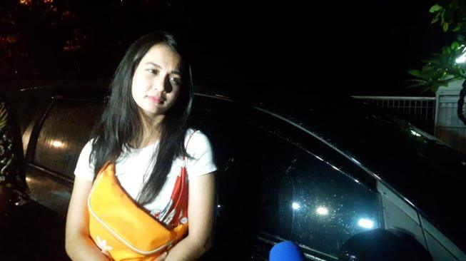 Aktris Dea Annisa alias Dea Imut kecelakaan mobil di Depok. (Suara.com/Wahyu Tri Laksono)