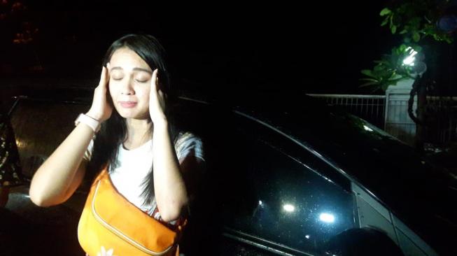 Aktris Dea Annisa alias Dea Imut kecelakaan mobil di Depok. (Suara.com/Wahyu Tri Laksono)