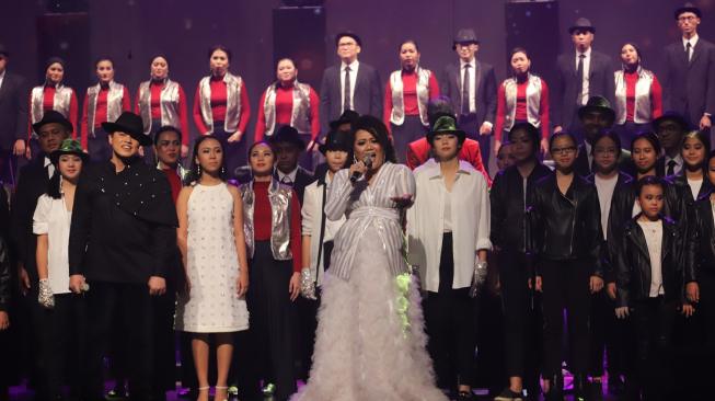 The Resonanz Music Studio di bawah naungan Avip Priatna mengenang aksi Michael Jackson lewat konser Beat It, di Gedung Teater Jakarta, Taman Ismail Marzuki Sabtu (1/12/2018). (Dok. Image Dynamics PR)