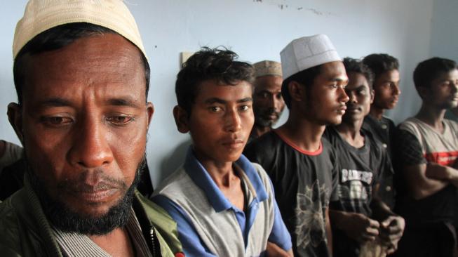 Sejumlah warga etnis Rohingya berada di Pelabuhan Kuala Idi Rayeuk, Aceh Timur, Aceh, Selasa (4/12). [ANTARA FOTO/Syifa Yulinnas]