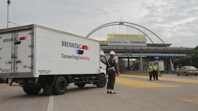 Petugas gabungan saat penerapan sistem Ganjil-Genap dari gerbang Tol Tambun di Bekasi, Jawa Barat, Selasa (4/12).(Suara.com/Fakhri Hermansyah)