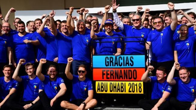 Perpisahan Fernando Alonso (topi biru) bersama timnya McLaren usai balapan F1 Abu Dhabi di Sirkuit Yas Marina, Minggu (25/11/2018). [AFP/Giuseppe Cacace]