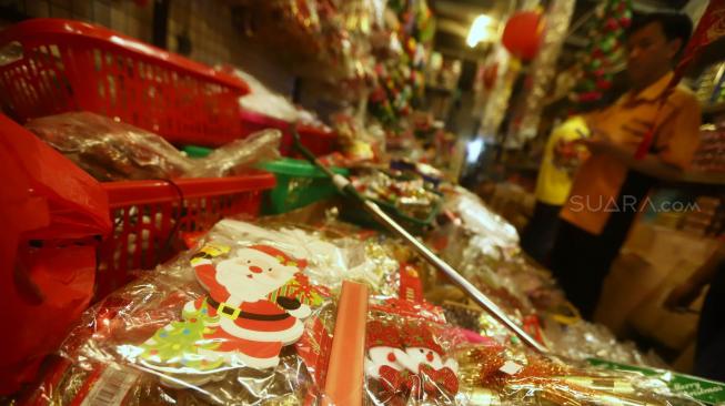 Pembeli memilih pernak-pernik Natal yang dijual di Pasar Asemka, Jakarta, Selasa (4/12). [Suara.com/Muhaimin A Untung]