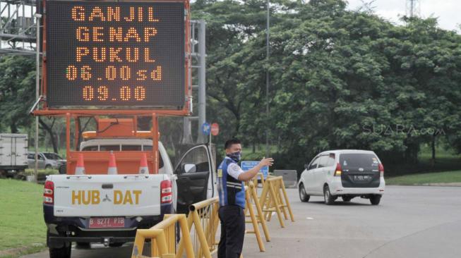 Penerapan Ganjil-Genap di Gerbang Tol Tambun