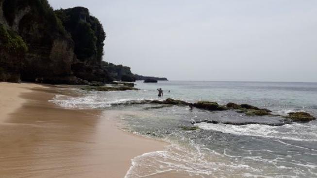 Tebing Menjulang Di Pantai Balangan Jadi Spot Foto Paling