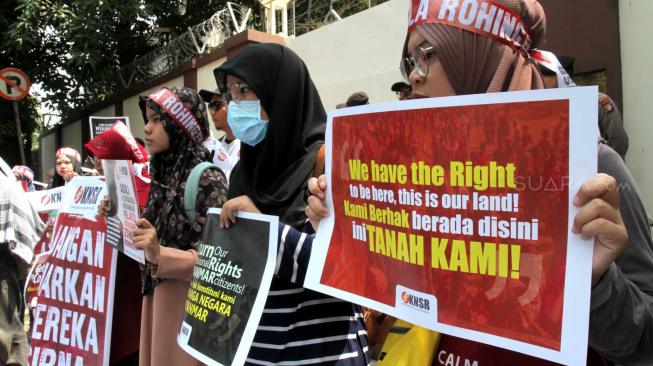 Sejumlah masa aksi dari Komite Nasional Solidaritas Rohingya melakukan teatrikal di depan Kedutaan Besar Myanmar, Jakarta, Rabu (5/12). (Suara.com/Fakhri Hermansyah)