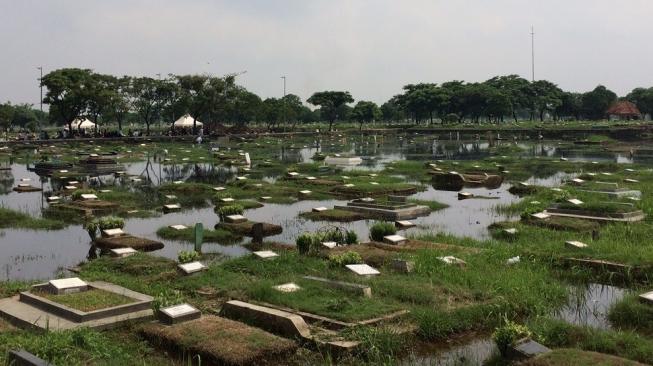 Ribuan makam di Tempat Pemakaman Umum (TPU) Semper, Semper Timur, Cilincing, Jakarta Utara, terendam banjir.