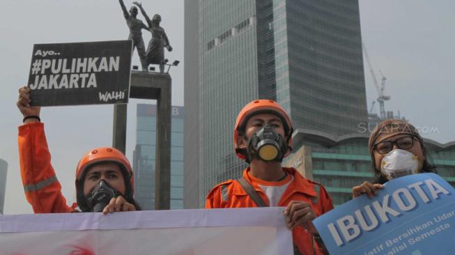 Sejumlah aktivis lingkungan melakukan aksi di Bundaran HI, Jakarta Pusat, Rabu (5/12). (Suara.com/Fakhri Hernansyah)