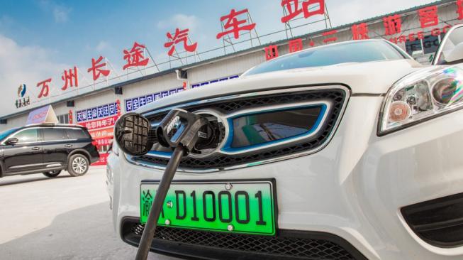 Sebuah mobil listrik di Chongqing, Cina tengah mengisi ulang baterai [Shutterstock].