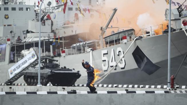 Prajurit TNI Angkatan Laut melakukan simulasi Pertahanan Pangkalan (Hanlan) pada Upacara Peringatan Hari Armada 2018 di Dermaga Kompleks Satuan Koarmada I Pondok Dayung, Jakarta Utara, Rabu (5/12). [ANTARA FOTO/Dhemas Reviyanto]