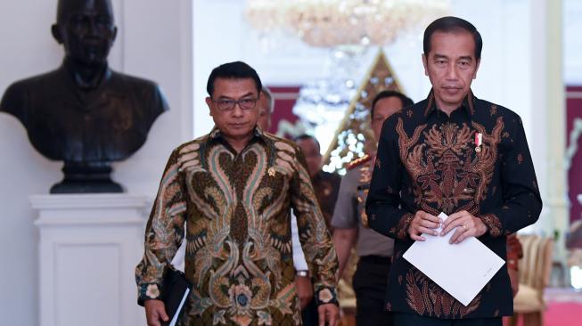 Presiden Joko Widodo (kanan) didampingi Kepala Staf Presiden Moeldoko bersiap memberikan keterangan pers terkait penembakan pekerja Trans Papua oleh kelompok kriminal bersenjata, di Istana Merdeka, Jakarta, Rabu (5/12). [ANTARA FOTO/Wahyu Putro]