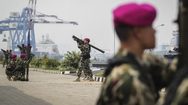 Prajurit TNI Angkatan Laut melakukan simulasi Pertahanan Pangkalan (Hanlan) pada Upacara Peringatan Hari Armada 2018 di Dermaga Kompleks Satuan Koarmada I Pondok Dayung, Jakarta Utara, Rabu (5/12). [ANTARA FOTO/Dhemas Reviyanto]