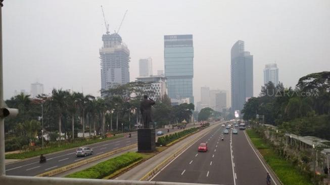 Suasana di Jalan Jenderal Sudirman, Jakarta. (Suara.com/B Santoso)