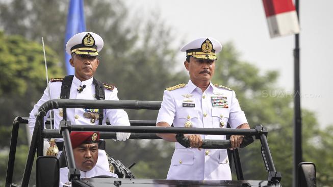 Kepala Staf Angkatan Laut Laksamana TNI Siwi Sukma Adji (kanan) melakukan inspeksi pasukan pada Upacara Peringatan Hari Armada 2018 di Dermaga Kompleks Satuan Koarmada I Pondok Dayung, Jakarta Utara, Rabu (5/12). [ANTARA FOTO/Dhemas Reviyanto]