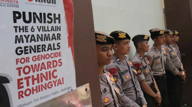 Sejumlah masa aksi dari Komite Nasional Solidaritas Rohingya melakukan teatrikal di depan Kedutaan Besar Myanmar, Jakarta, Rabu (5/12). (Suara.com/Fakhri Hermansyah)