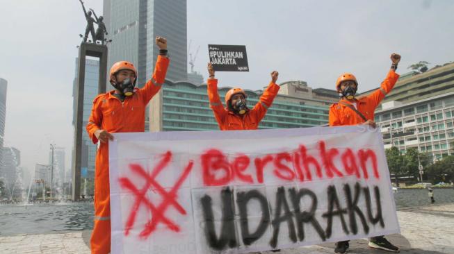 Sejumlah aktivis lingkungan melakukan aksi di Bundaran HI, Jakarta Pusat, Rabu (5/12). (Suara.com/Fakhri Hernansyah)